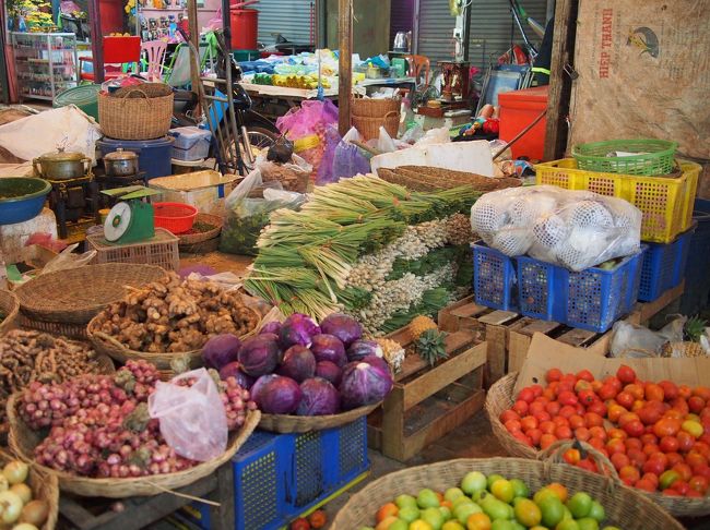 きれいな色の食材が沢山置いてあります。