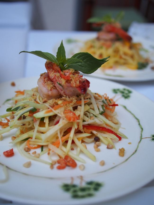 青マンゴーのサラダ<br />同じ材料と工程で作っているのに、先生のと私たちの料理は歴然の差!!<br />スーシェフの腕を見せつけられました…。