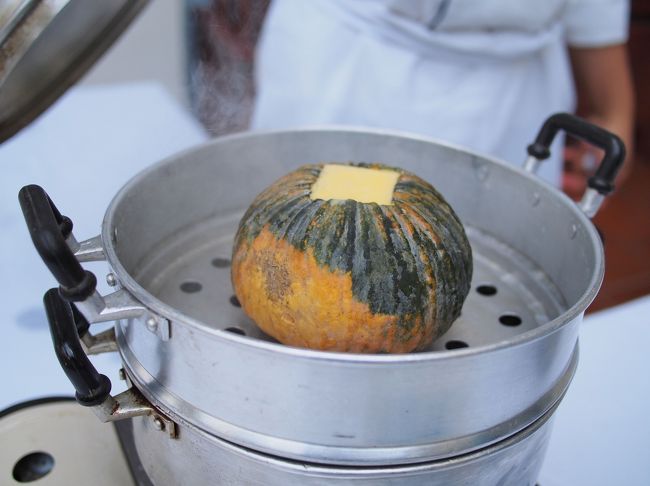 最後はデザート作りです。<br />ここでスーシェフからパティシエに交代です。<br />この工程はほとんどシェフにやってもらいました。蒸して冷やして…<br />