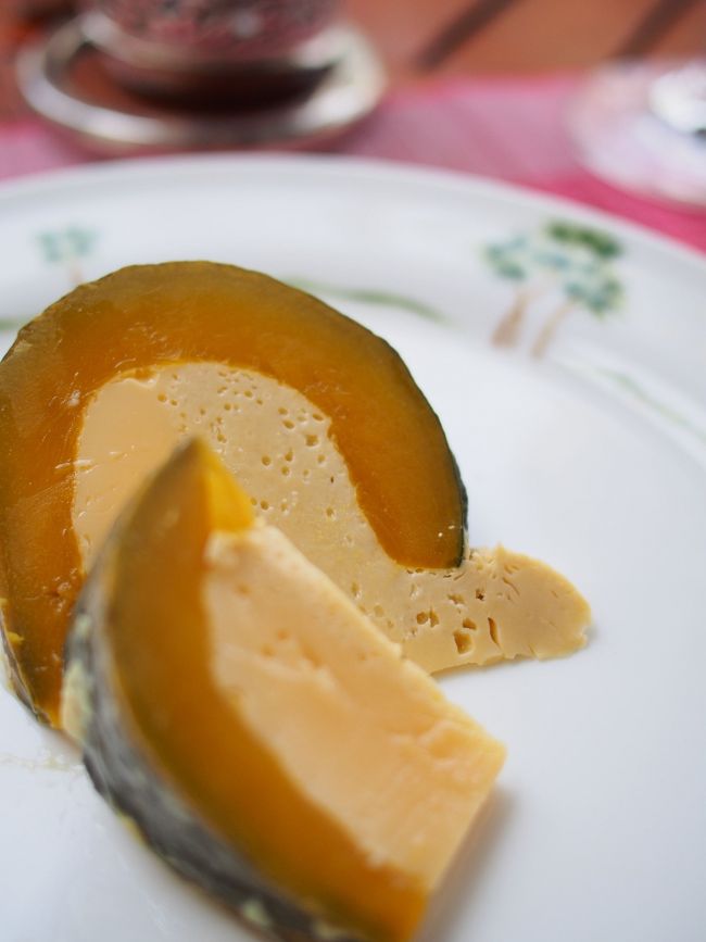 パンプキンカスタード<br />時間を要するので、おそらく事前に作っておいたであろう、プリンがお皿に乗って運ばれてきました。<br /><br />試食後は、クッキングBOOKとオリジナルエプロンをいただいて修了です！