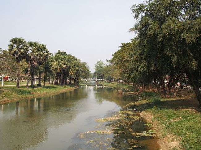 近所には川が流れていて、のどかな風景です。
