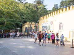 バスはぐいぐい山道を登ります。これは歩きでは絶対きつい。
しばらくしてPalacio da Penaというバス停に停まったので降りましたが・・・これ本当か？
並んでる人もいるけど、あれムーアの城跡の入り口でしょう。
（多分Castelo dos Mourosの停留所だったんじゃないの～と今でも疑ってる）
明らかにペーナ宮殿ではないので、仕方なく5分ほど山道を登ります。
すると本当のペーナ宮殿の入り口が見えてきました！

チケット売り場（奥の列）、並んでますねー！こんな時のための事前購入なのですよ。
優越感に浸りつつ入場列に並び、さらっと入場！