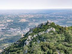 外のテラスからはこれから行くムーアの城跡も見えます。
うわあ、あっちもまあまあな山の上だぞ・・・
でも覚悟の上なので頑張りましょう！