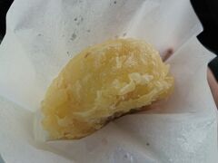 日光と言えば！
まずは揚げゆばまんじゅうを食べなきゃ～♪
と、いつものさかえやさんに行ってみたところ...

Σ(･ω･;|||
めっちゃ並んでる（汗
いや、美味しいけど...
定番だと思うけど...
10名以上並んでる感じ
たぶん約10分ほど待ちました。
こんなに並んでいること見たことなかった（いや、失礼(´･ω･ ;) ）
なんでかと思ったら、なるほど。
マツコさんの番組で放映されたみたいです（納得）
メディアの影響力はすごいですね(*´ω`*)

HP:http://www.sakaeya.net/
食べログ：https://tabelog.com/tochigi/A0903/A090301/9003450/

私の後にも20名以上並んでいました。
この日はすでに肌寒く...上着がない方は寒そうだったな

揚げゆばまんじゅう 200yen/1個

揚げたてさくさくで美味しい(*´∀｀*)そしてお店のおばちゃんもおじいちゃんも優しい♪
電車やバス待ちの間にも！とおすすめしたいけれど、この混雑状況だともはや「ささっと買って」はできなさそうです...
お時間に余裕をもって！がおすすめです。

