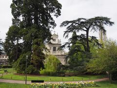 目の前にこじんまりとした庭園が