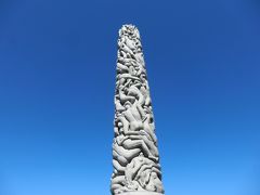 彫刻家ヴィーゲランがデザインした石像、銅像が多数配置されていました。写真は一枚岩から切り出され、この公園の目玉というべき巨大な作品です。
