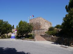 しばらく登っていくと、ビフラルファロ城が見えてきました。