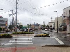 午前１１時。小雨模様になったのを見計らって外へ出ます。
７３０交差点には歩いている人もあまりいませんでした。