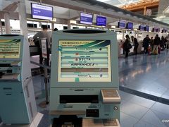 11:20　開始時間を待って羽田空港国際線ターミナルでチェクイン。搭乗券はもとより荷物ラベルまで無人端末からプリントする仕組みでした。
