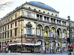 シャトレ座（Théâtre du Châtelet）は、ナポレオン3世とオスマンによって推進されたパリ改造計画の一環として建てられた現役の劇場。パリ市立劇場と共にパリ生まれのフランス人建築家ガブリエル・デイビッドによる1862年頃の建築。