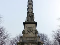 シャトレ広場（ Place de Châtelet ）には、ヤシの泉（Fontaine du Palmier）とか 勝利の泉(Fontaine de la Victoire)とかと呼ばれる塔付の泉水があります。
ヤシの木の上に立つ金色の女神は両手に月桂樹の輪を掲げナポレオンのエジプト遠征勝利を表し、根元には4体のスフインクス、豪華フルーツ盛り、鷲、4人の女神（慎重、節制、正義、力を表すそうです）などの彫刻が施された豪華な造りです。
最近ではインベーダー侵略に遭ったようで、鷲の下に同系色のタイルを使ったインベーダーが張り付けられていました。