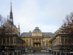 裁判所パレ・ド・ジュスティス　Palais de Justice de Paris　
左の教会は人気一番のサント・シャペル　Sainte Chapelle　 
サント・シャペルとは「聖なる礼拝堂」という意味