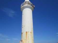 先っぽにある湘南港灯台です。

江ノ島には灯台が2つあり、もうひとつは皆さんがよく行く展望台になっている江ノ島灯台です。展望台から東の方向を見るとヨットバーバーとこの湘南港灯台が見えます。