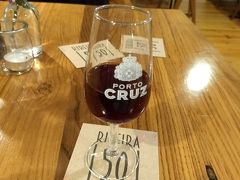 そしてホテルに戻ってきた後で、宿泊者向けのクーポンを使ってホテル2Fのバーでポルトワインを頂く。
