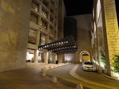 深夜3時にエルサレムのDavid Citadel Hotel前でピックアップ。ツアーのバンは満席でした。