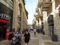 12:55頃に現地ツアーを終えてエルサレムに帰着。マミラ・モールを通り抜けて旧市街へ。