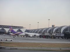 バンコク・スワンナプーム空港に到着しました。この当時はドンムアン空港がまだ再稼働していなくて、エアアジアもスワンナプーム発着です。