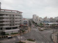 １０月５日午前８時前。
ホテルグランビュー石垣のお部屋の窓から見た７３０交差点。
昨夜はビュービューと風の音がしていましたが、かなりおさまっていました。