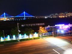 釜山駅の二階屋上からは釜山港大橋のライトアップが綺麗に見える。