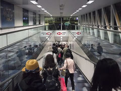 22:45、香港国際空港に無事到着。心配していた00:05発のパリ行にも十分間に合いそうです。