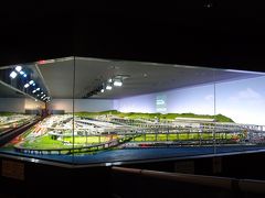 鉄道ジオラマの部屋に入りました。
時間ぎりぎりだったのか、すでに正面はたくさんの人が着席していたので入口横に位置する席で見学。かなりの大きさの鉄道ジオラマです。
演出で部屋は暗くなりますが、フラッシュを焚かなければ撮影可能でした。