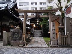 帰り道の七条通からちょっと下がった場所に、道祖神社がありました。鳥居近くの夫婦神の像がかわいらしいです！
楽しい日帰り旅行の感謝をとお参りしてから、京都駅へ向かいました。


朝から夕方まで、かなり歩いたので駅についたときにはもうへろへろ。だいぶ足が痛くなっていました。
それでもようやく行けた京都鉄道博物館の楽しさには、大満足です。
祝祭日の混雑ぶりをずいぶんと耳にしていたため少々身構えていたのですが、平日と雨のおかげか十分見て回ることができました。
また行ってみたい博物館です。