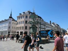 ロイヤルコペンハーゲン等の高級店や、多数のブティック、カフェ、レストランが並ぶ歩行者専用道の繁華街。この日も多くの人で賑わっていました。