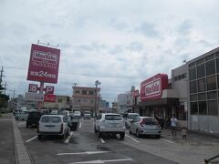 市役所通りを南に進むとマックスバリュ。食べ物を買って帰ります。
