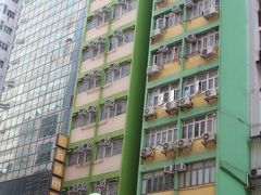 一度ホテルに戻る。バッテリーチャージや休憩やら。

本当に疲れるね、街をただただ歩くって。