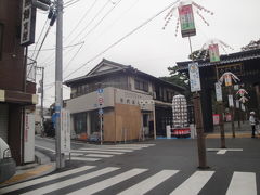 道路の中央に柱あります