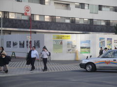 池上線で蒲田駅に到着しました。
蒲田駅東口　仮囲いに蒲田の街の写真ありました。
＜大田区役所が掲示＞