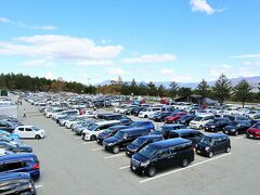 続いて、清里で標高が最も高いサンメドウズ清里へ。
広大な駐車場は、すでに多くの車で埋まっています。