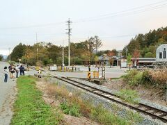 野辺山天文台を後にし、小海線に沿って再び清里方面へ。
長野県と山梨県との境あたりにある踏切が、観光スポットになっています。