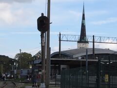 旧市街の教会の尖塔が見えてくる。タリン駅