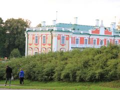 エストニアがロシア領になってから、ピョートル大帝がエカテリーナ皇妃のために造った離宮が見えてきた。