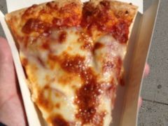 休憩中にランチでピザを購入
海外はマックでもパン屋でもクレカが当たり前のようです