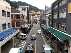 箱根湯本駅横断デッキ（愛称：湯悠デッキ）から芦ノ湖方面を望む。
お正月の箱根駅伝では、２日は山登りの５区、３日は山下りの６区のコースになります。

