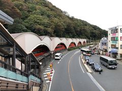 箱根湯本駅横断デッキ（愛称：湯悠デッキ）から小田原方面を望む。
この横断デッキができたおかげで国道１号線を横断する観光客がいなくなり、渋滞が解消されたそうです。
