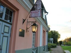 もう閉まってて入れなかったけど、白鳥の池からカドリオルグ宮殿へ行くまでの途中にあったミッケル博物館

1997年に開館したミッケル博物館は、エストニアの個人の収集家、ヨハネス・ミッケル (1907?2006)により寄贈されたコレクション。１６～２０世紀の西ヨーロッパ、ロシア、中国及びエストニアの美術品。
