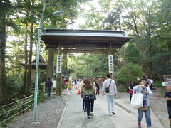 一号路の風景

「浄心門」に書かれた霊気満山。ここから薬王院の境内だそうです。ここは通行止めになっていましたが、右側が大きく空いていて、皆さんそこから出入りしていました。右側に右折する道がありました、真っ直ぐ行ってみました。