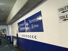 さて、レンタカーの返却はT2ですが、この後に乗る飛行機はT1です。。。
徒歩とバスで15分とのこと・・・ちょっと急ぎます。
いつものようにレンタカーをギリギリまで使っていたのでバタバタです。