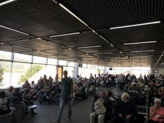 スプリットは12：30頃着。色々トラブルあったのにそんなに遅れていない。12:45の空港行きバスにギリギリ間に合うとホッとする。急ぎ不足しているknの現金を下ろしてチケット売り場へ向かう。ところがなんと次空きがあるのは14:00発だと。そんなに混むバスとは知らず、WEB予約できたのかな。。
ショックに打ちひしがれ妻の元に戻ると、何やら男性と話している。聞くとどうやら白タクの客引きらしい。渡りに船と値段交渉して220knで交渉成立。事前調査によると正式なタクシーは300kn程度とのことなので、まあ良かったかな。ドライバーは26歳の明るい青年。途中名所案内もしてくれる。来年彼女と結婚するらしい。ならば定職につけよ。そんなこんなで13:15頃にはスプリット空港到着。
また来いよと握手でお別れ。