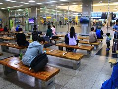 大邱駅の待合室はガラス仕切りの中。椅子の仕切りが釜山より少し高くて寝にくそう。