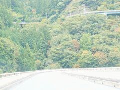 滝沢ダムのループ橋を渡って、秩父市街に向かって徐々に標高を下げていきます。