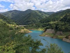 展望台もありダム湖が見下ろせる