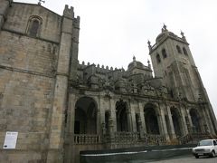 このポルト大聖堂は、12世紀前半にフーゴ司教の後援のもとで建設が開始され、13世紀初頭に原型が完成した、最も古いポルトガルの建造物の一つです。
その後、長い歴史の中で ポルトで活躍した芸術家たちの手によって、増築や改装が行われているため、様々な建築様式を見ることができるそうです。
