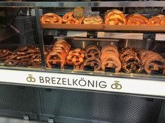 ルツェルン駅の出口近くにある

プレッツェル屋さん「Brezelkönig」で

乗り換え時にランチ用をゲット

ツェルマット駅にもありますが

ここのは本当にモチモチしていて美味い !!

日本のプレッツェル屋のは

プレッツェルじゃないし