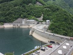 ダム右岸側の高台に展望台がありました
展望台から望んだ「奈川渡ダム」
アーチ式ダムの弧が美しいです