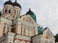 15:10　アレクサンドル・ネフスキー大聖堂
ここは内部の写真撮影NGでした。

帝政ロシアの一地方にエストニアが組み込まれていた1894年から1900年の間にミハイル・プレオブラジェンスキー（Mikhail Preobrazhensky）によって典型的ロシア復古主義のスタイルに設計され建設された。タリンで最大かつ最重要の正教会のクーポル付き大聖堂。

トゥームペア（Toompea）の丘に建っていて、伝承によればこの丘には、エストニアの民族的英雄であるカレヴィポエグ（Kalevipoeg）が葬られている（但し、エストニアには彼が葬られていると伝承されている場所は他に数多くあるそうで）。大聖堂は多くのエストニア人からロシア支配を想起させるものとして嫌われている。エストニア当局は大聖堂の破壊を1924年に計画したが、実行に移されることは無かったそうです。