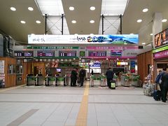 秋田駅。右の売店で鶏めしとかを売ってる。